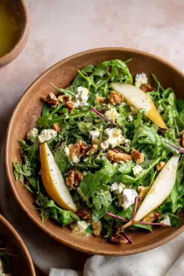 Arugula Salad with Pears, Goat Cheese and Walnuts